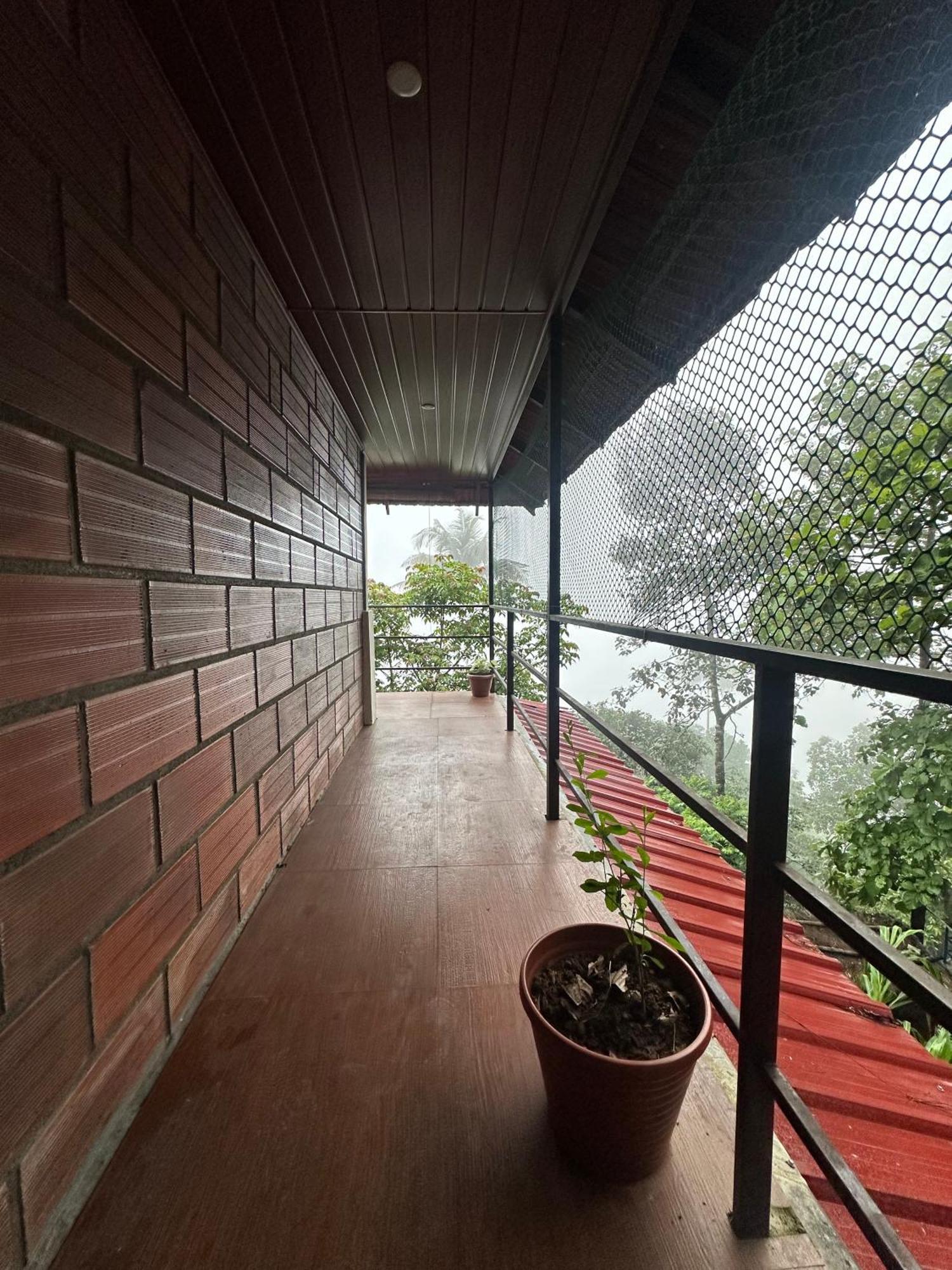 Sunset Valley Kerala Pool Resort - Serene Natural Forest Cottage Stay In Idukki With Sunrise & Sunset Panoramas, Natural Streams & Tranquil Summer Evenings Pīrmed Exterior foto