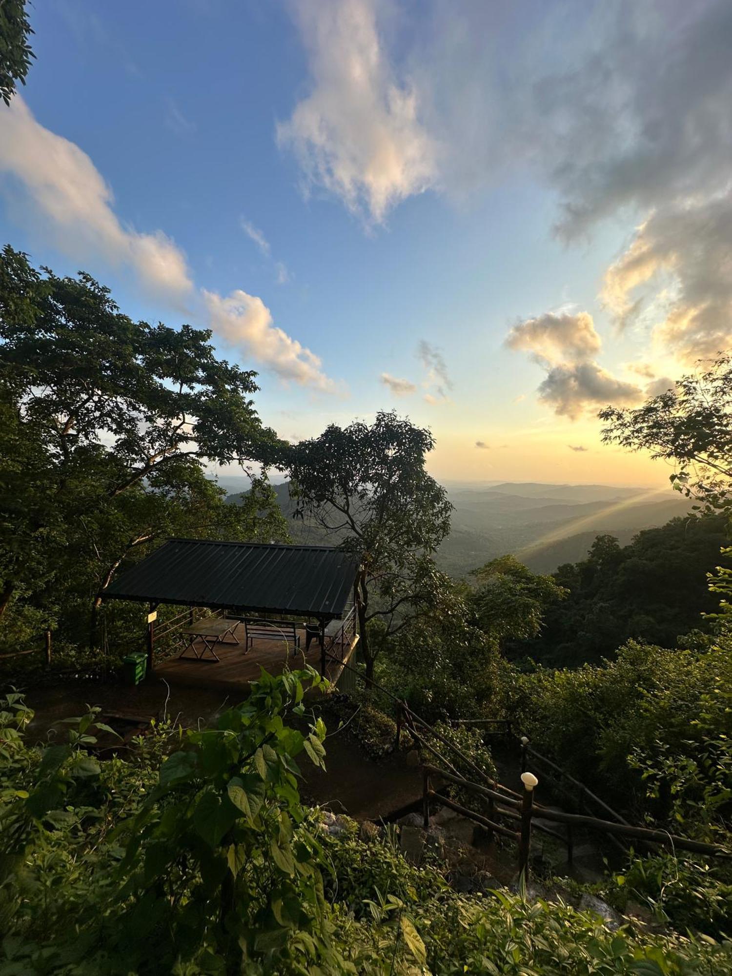 Sunset Valley Kerala Pool Resort - Serene Natural Forest Cottage Stay In Idukki With Sunrise & Sunset Panoramas, Natural Streams & Tranquil Summer Evenings Pīrmed Exterior foto